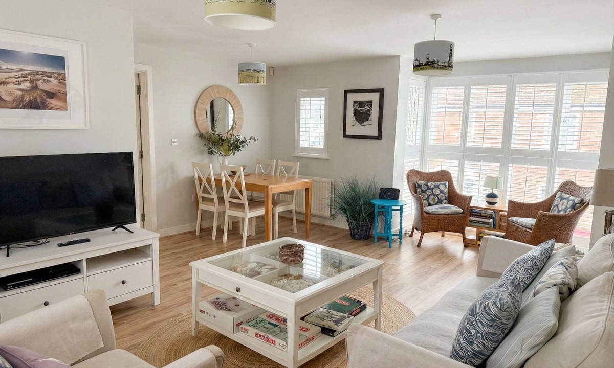 Camber Cottage | Beachcomber - an apartment that sleeps 4 guests in 2 bedrooms