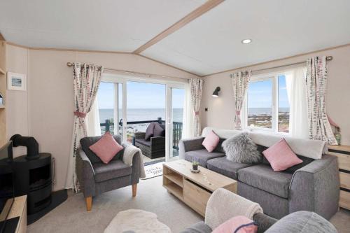 Cockburnspath House | Beachfront 2BR Lodge - Wi-Fi - Parking - Sleeps 6