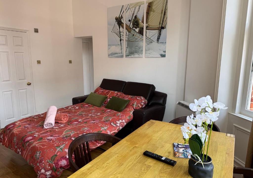 West Cliff Apartment | BeachFront Gem - 1BR - Sleeps 2-4 - 2 beds - Beach 2 min walk down cliff