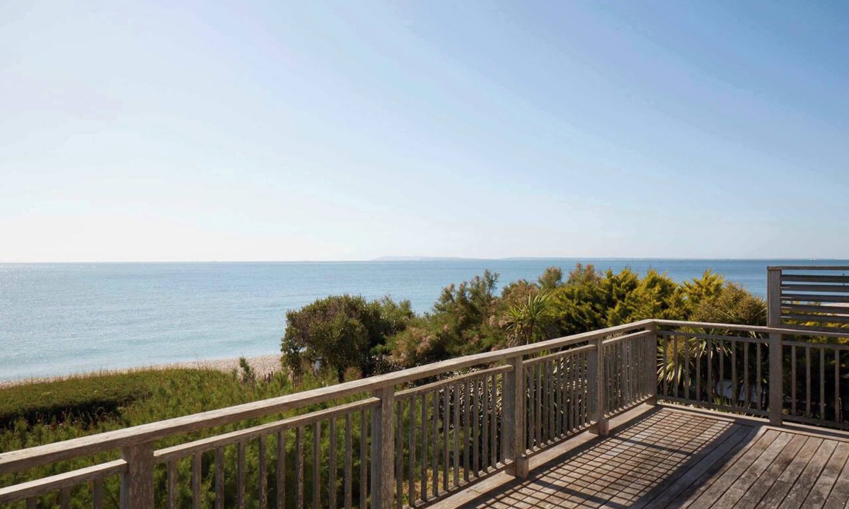 East Wittering House | Beachfront Retreat 6bd, Hot Tub, Sauna and Bar