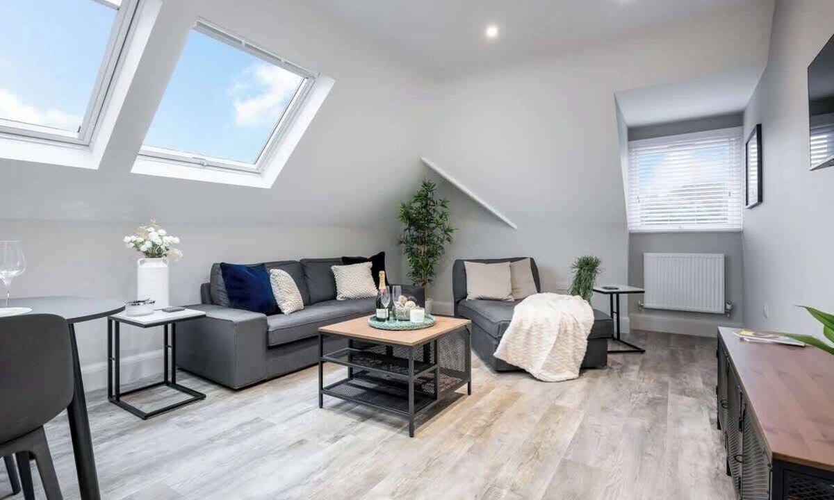 Southbourne Apartment | Beachside Loft: Stylish Top Floor Apartment- SOBO Loft