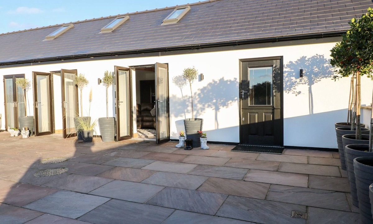 Ripley Cottage | BEAR COTTAGE, romantic, character holiday cottage in Heage