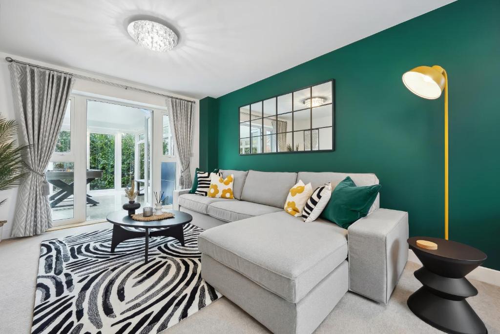 Gloucester Apartment | Beautiful 4-Bed Detached House - Pool table - Superfast Wi-Fi - Driveway for two vehicles
