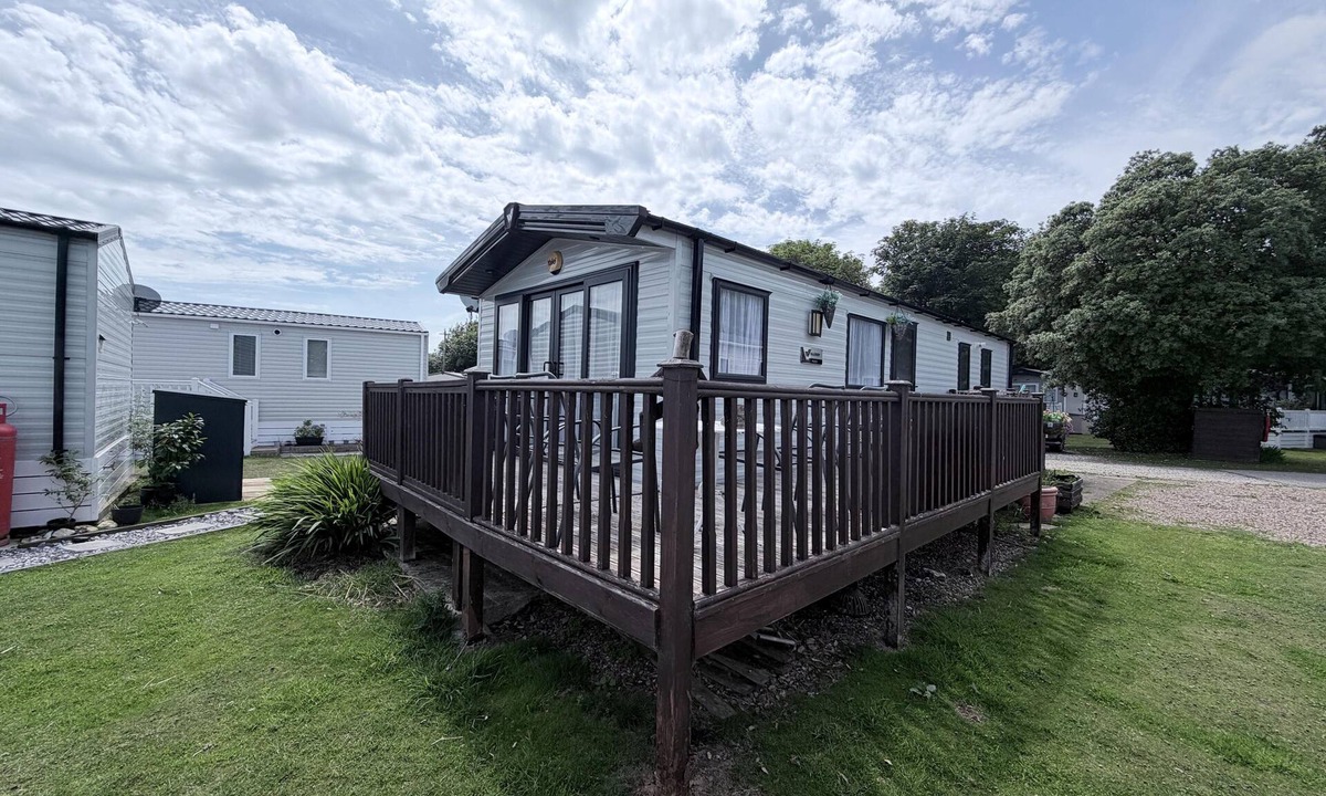 Corton House | Beautiful caravan for hire with a partial sea view in Suffolk ref 32042AZ