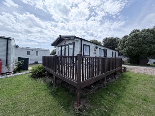 Corton House | Beautiful Caravan For Hire With A Partial Sea View In Suffolk Ref 32042Az