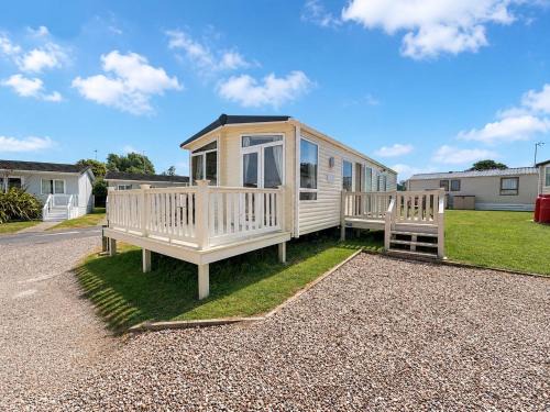 Oulton Broad House | Beautiful Caravan On A Fantastic Holiday Park In Lowestoft Ref 12099B