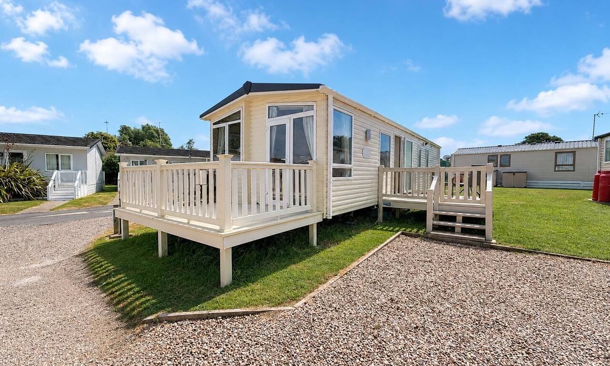 Oulton Broad House | Beautiful caravan on a fantastic holiday park in Lowestoft ref 12099B
