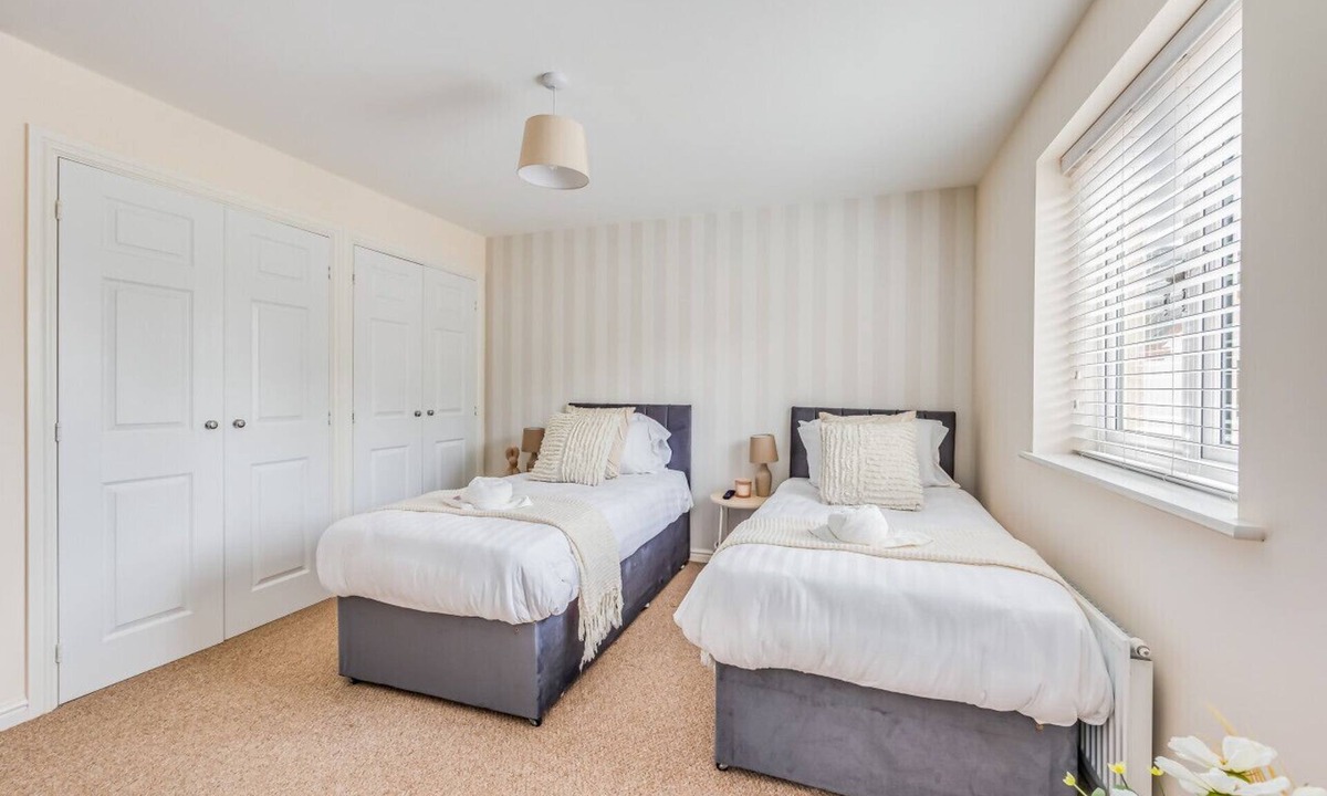 Upton House | Beautiful Detached House Free Parking Office Smart TVs Yoko Property