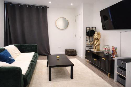 Rochester Apartment | Beautiful Flat 2-Mins away from Rochester Station