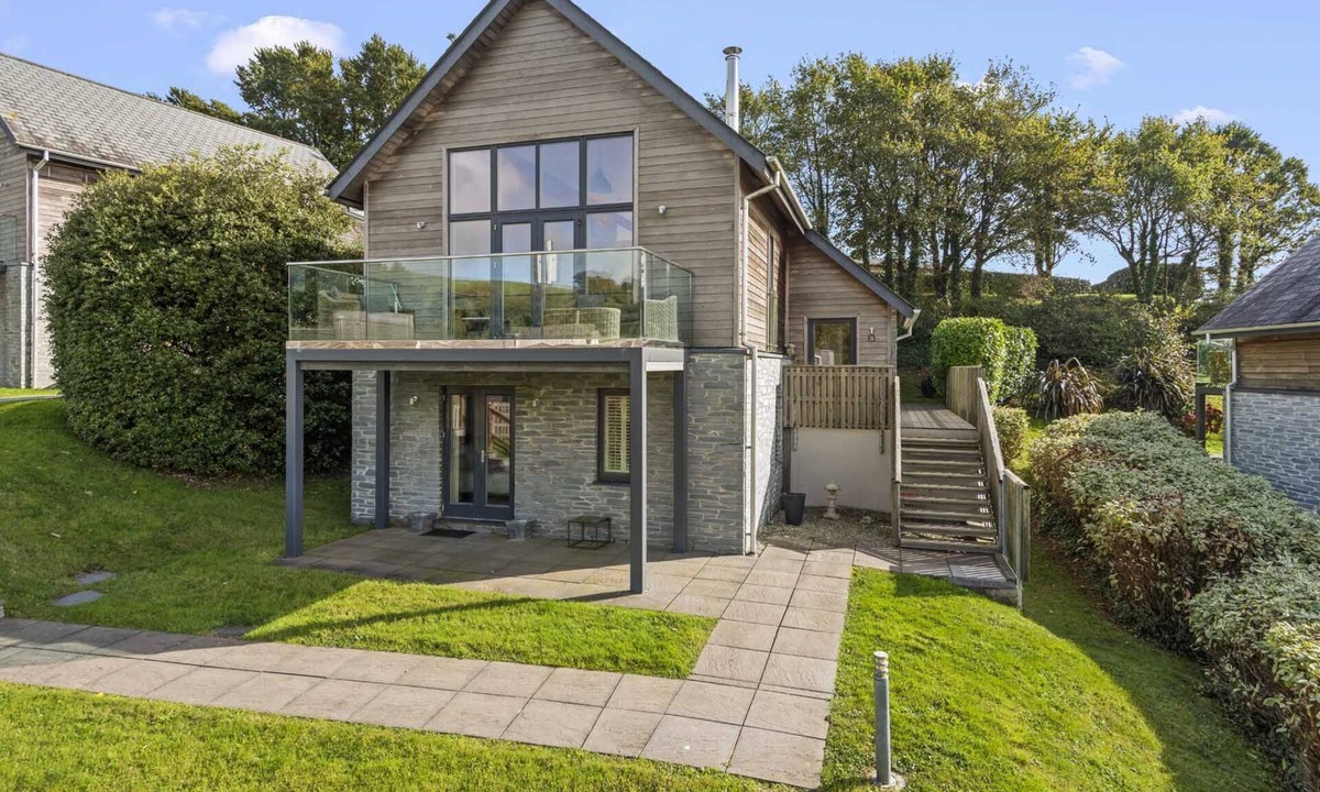 Talland House | Beautiful holiday home with hot tub, just a walk away from Talland beach.
