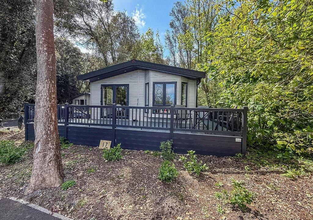 Corton Ski Chalet | Beautiful Lodge With Decking At Azure Seas In Suffolk, Sleeps 6 Ref 32217Og