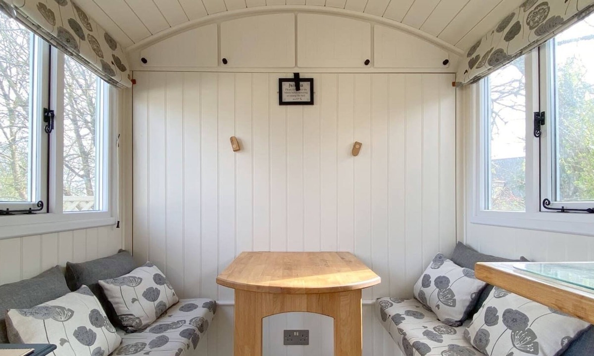 Upper Killay Cabin | Beautiful Shepherds Hut near The Gower