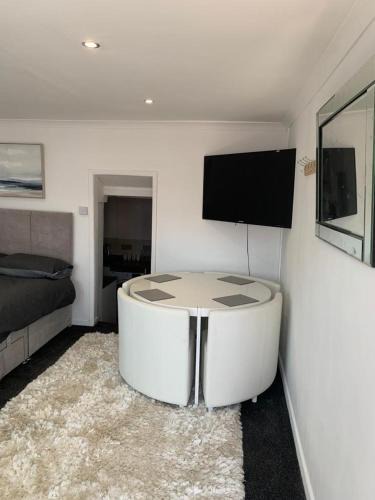Milford Haven Apartment | Beautiful studio apartment