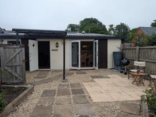 Charminster House | BEAUTIFULLY RENOVATED PET FRIENDLY BUNGALOW Style BARN CONVERSION NEAR DORCHESTER DORSET