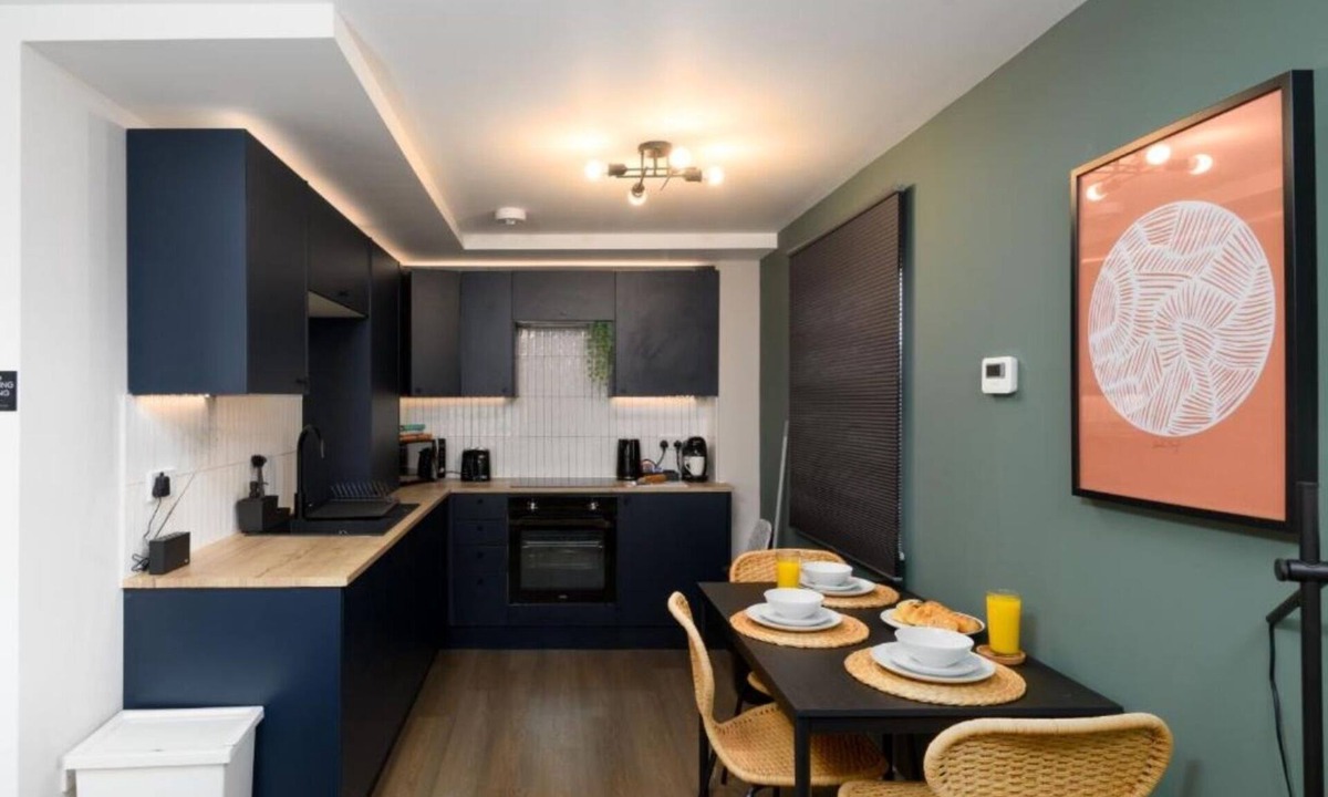 Plasnewydd Apartment | Benjamin Suite Modern 3BR Apartment