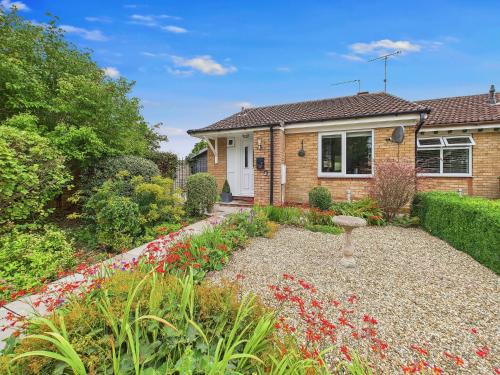 Driffield House | Bijou Abode- bungalow with free private parking
