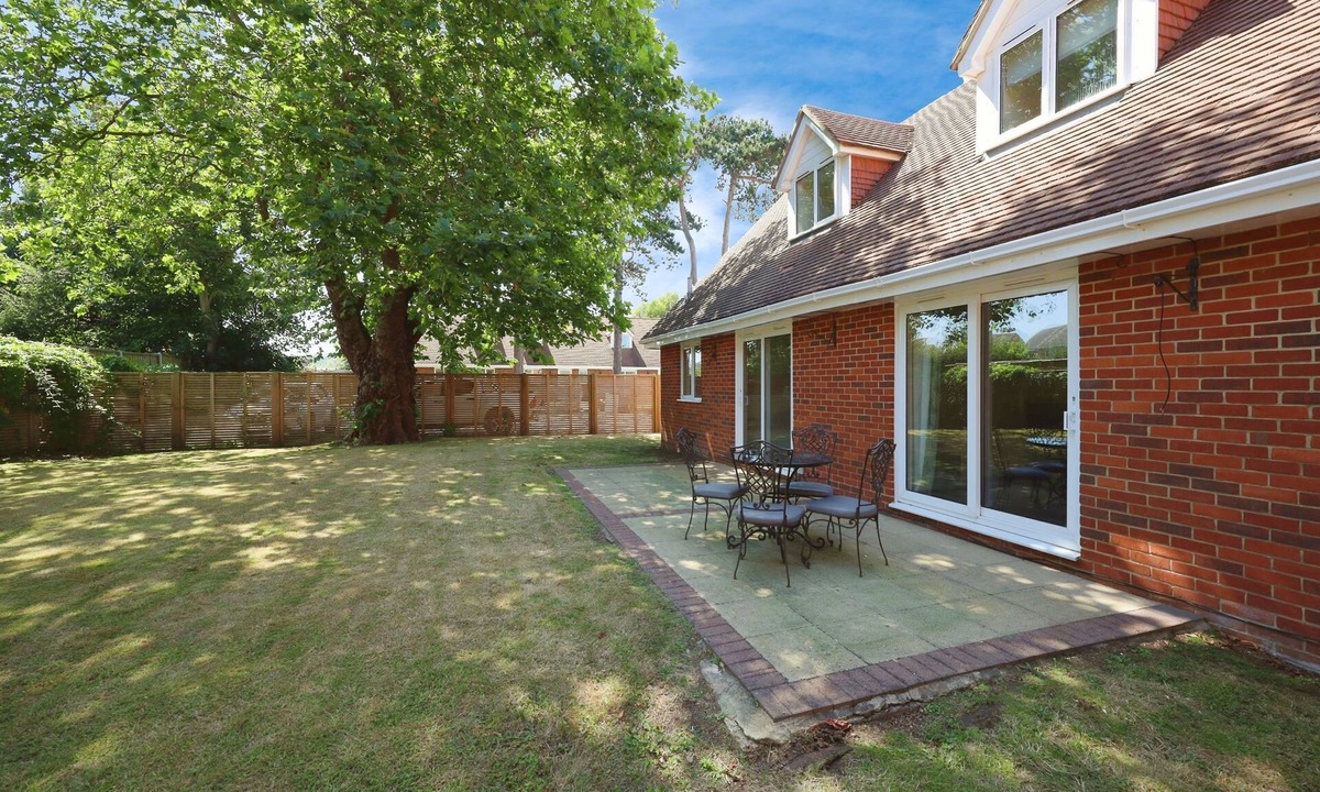 Bembridge House | Birdham Cottages Two - 2 Bedroom chalet bungalow within short walk of the beach