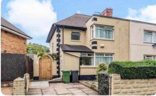 Kidderminster House | Birmingham 3 bedrooms- Sleeps 6- Free parking