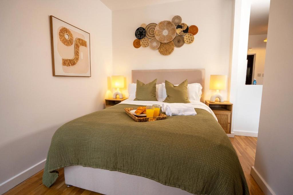 Mill Road Apartment | Boho Style - KING BED, Central, Super FAST Wi-Fi