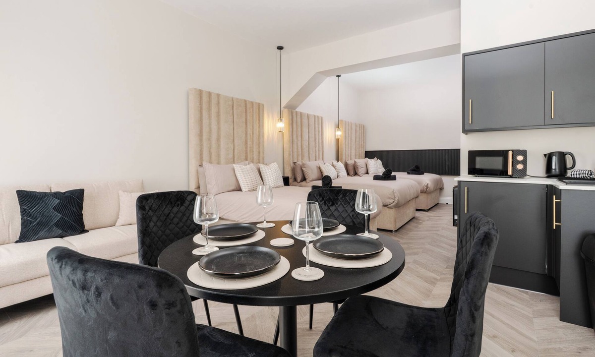 RopeWalks Apartment | Bold St | Kitchenette w/Fridge | Largest Apartment