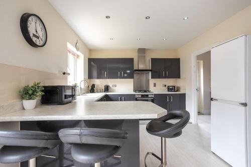 Swindon House | Boyton House Sleeps 14 Long Stays Parking Wi-Fi