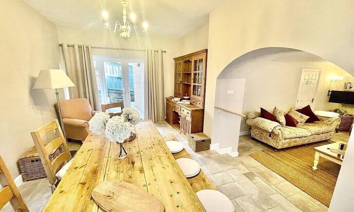 Crickhowell Cottage | *Brecon Beacons,Log Burner, hot tub Dogs Welcome*