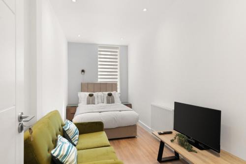 Clock House Apartment | Bright 2BR Flat Close to Shops in Beckenham