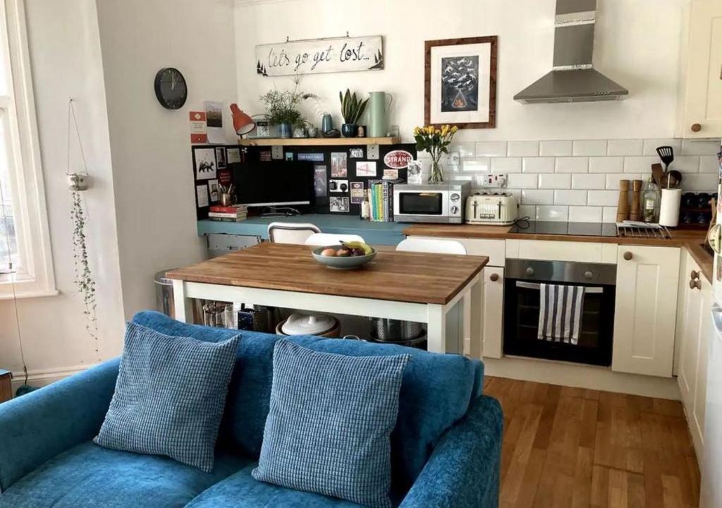 Saint Paul's Apartment | Bright, book-filled flat in artsy Stokes Croft