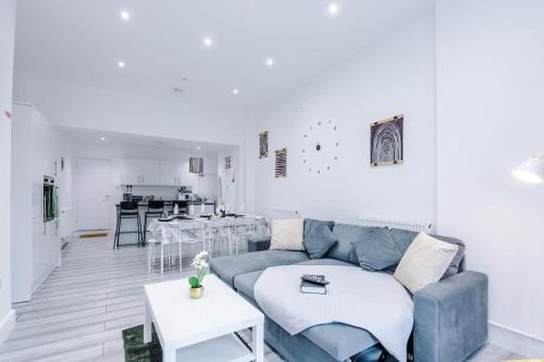 Northwich House | Bright & Charming Home in Hartford Sleeps 8