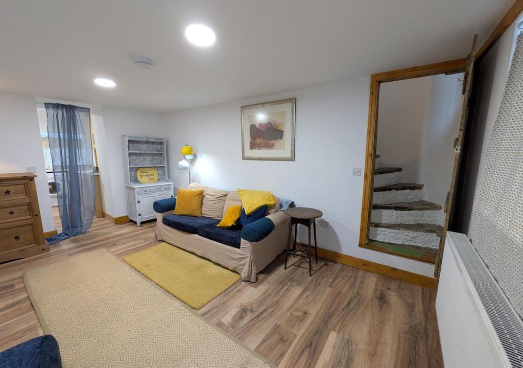Abercarn House | Bright cottage, sleeps 4, near trails, own parking