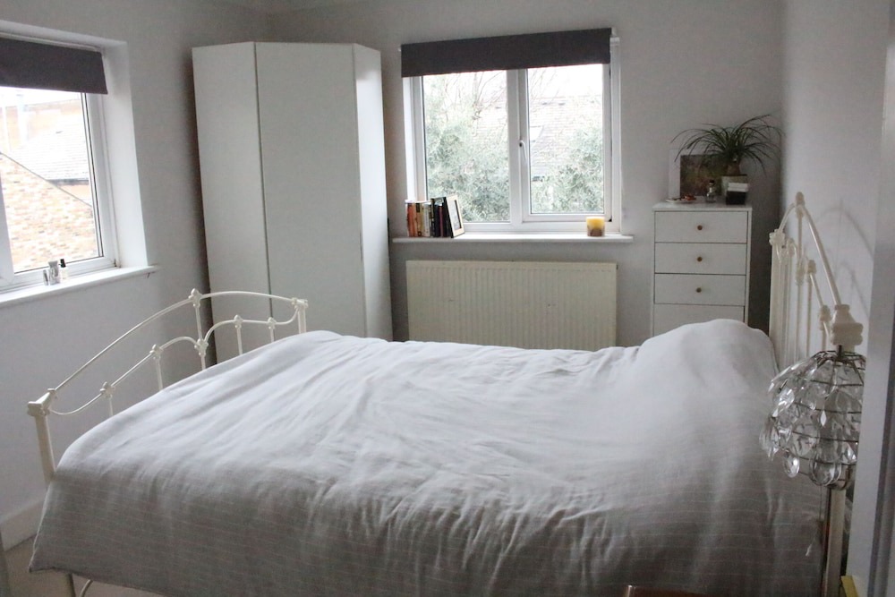 Ferndale Apartment | Bright spacious 2BR flat in Brixton, London