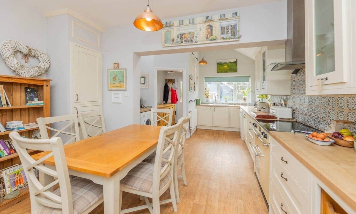 Brundall House | Bright & spacious 4-bedroom bungalow with garden