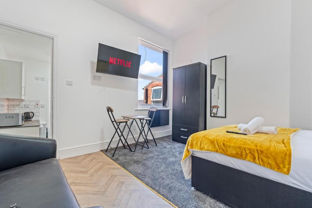 Ilkeston Apartment | Bright Studio Apartment D with Self Check-In & Smart TV in Ilkeston