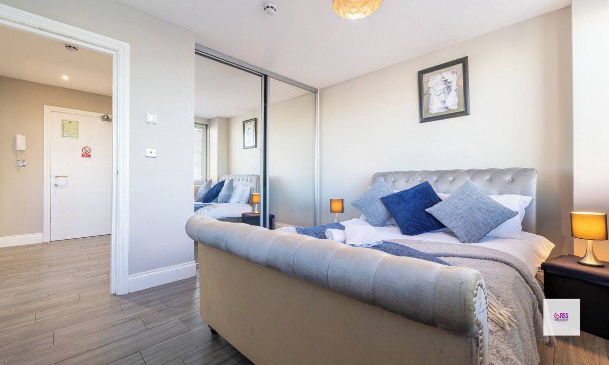Seafront Apartment | Brighton Central Seaview Retreat, Steps to the Beach