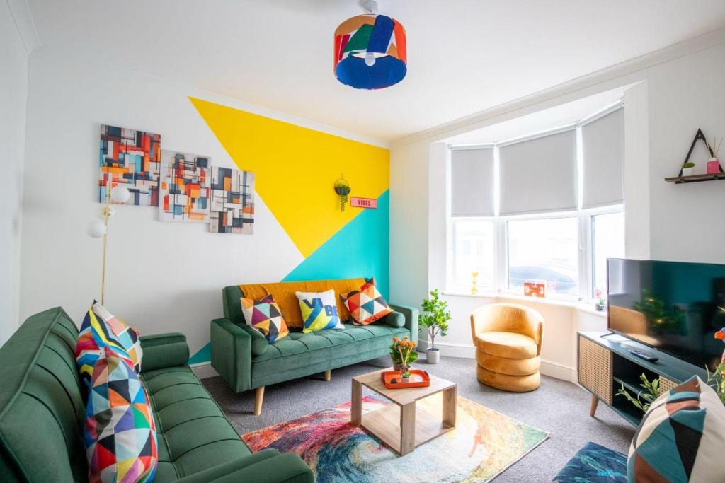 Brighton House | Brighton Colour Pop House- Sleeps up to 12