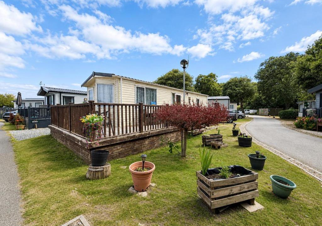 Corton House | Brilliant Caravan With A Partial Sea View In Suffolk Ref 32026Az