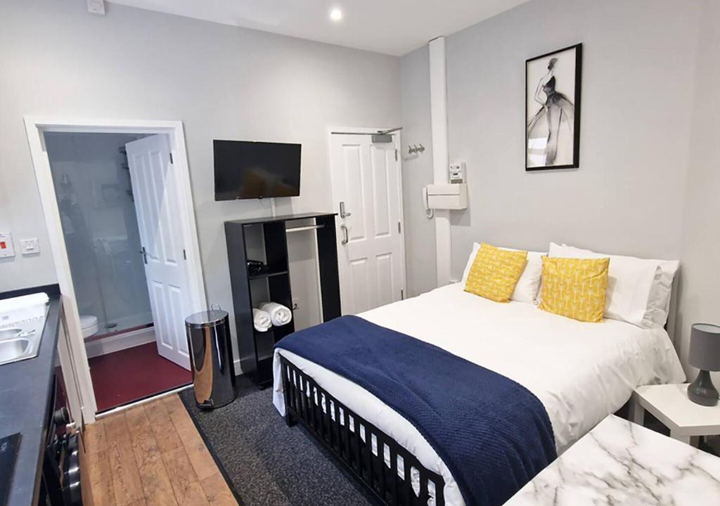 Norwich Apartment | Budget studio apartment ensuite shower & parking
