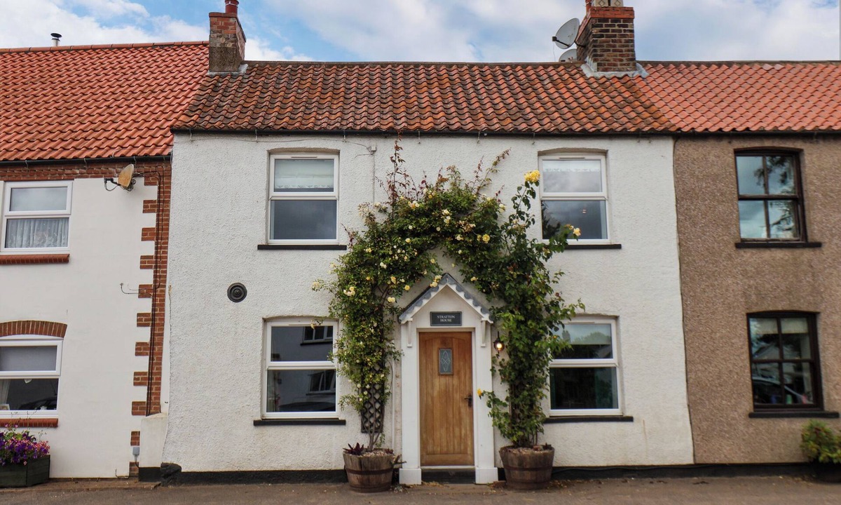 Burton Fleming Cottage | BURTON FLEMING, pet friendly, with hot tub in Hunmanby