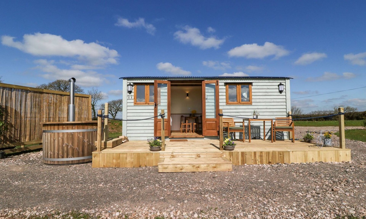 Crediton Cottage | BUZZARDS, romantic, character holiday cottage in Morchard Bishop
