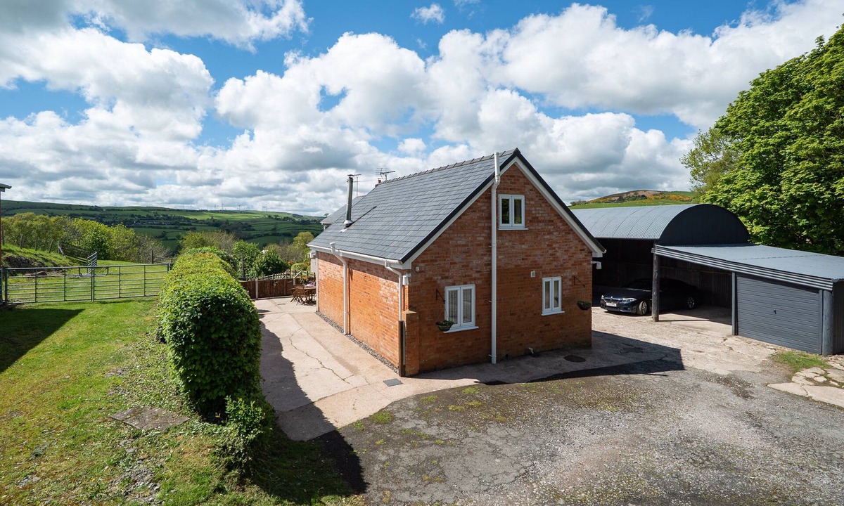 Denbigh House | Bwthyn-Bwlch - a self catering cottage that sleeps 4 guests in 2 bedrooms