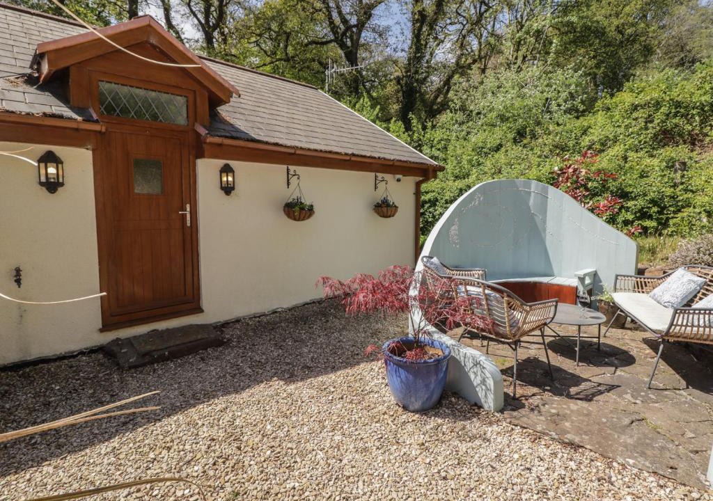 Bridgend House | Cân yr adar