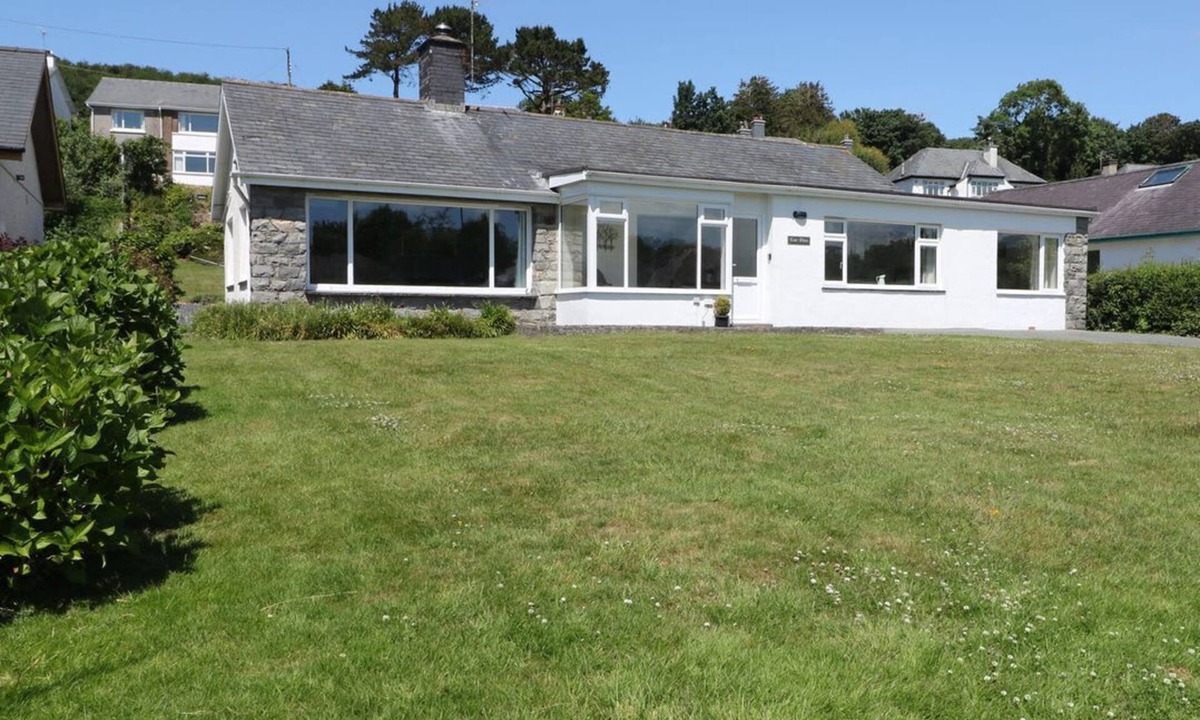 Rhyd-y-clafdy House | Cae Glas: Charming Home in Pwllheli