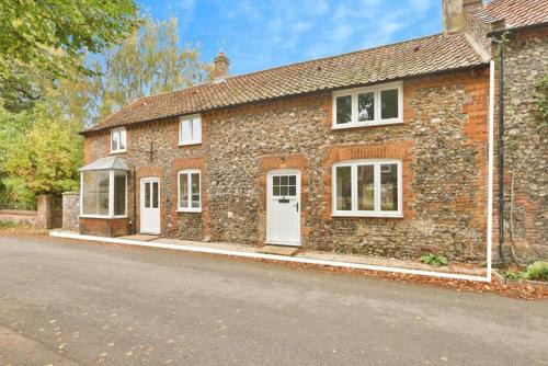 Castle Acre House | Castle Acre Retreat - Dog Friendly Cottage