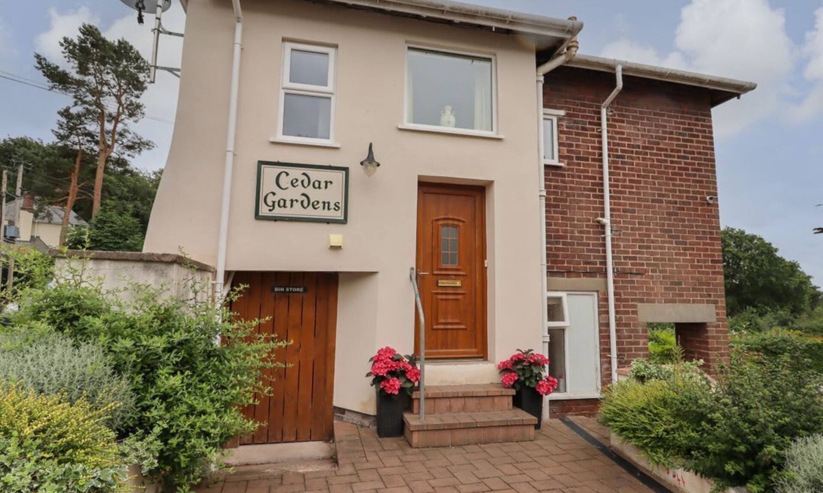 Llanbedr-dyffryn-clwyd House | Cedar Gardens, Llanbedr-Dyffryn-Clwyd