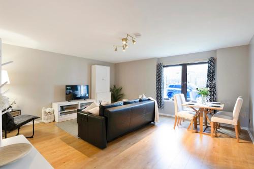 Tillicoultry Apartment | Central 2 Bed Stylish Flat Sleeps 4