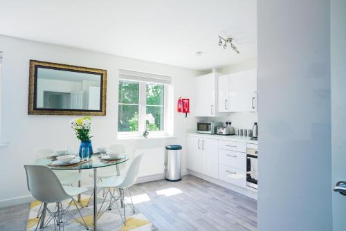 Peterborough Apartment | Central 2 Bedroom Flat with 2 Parking Spaces, Quiet and Modern Stay