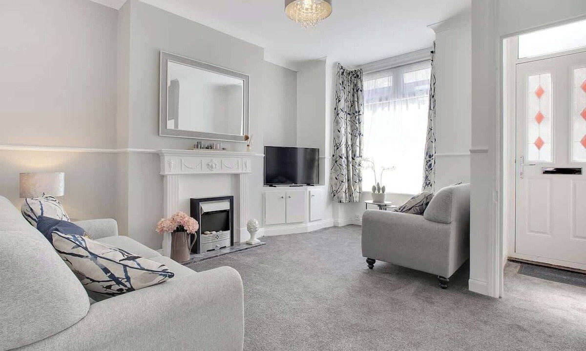 Darlington House | Central Darlington Sleeps 5 For Work or Leisure