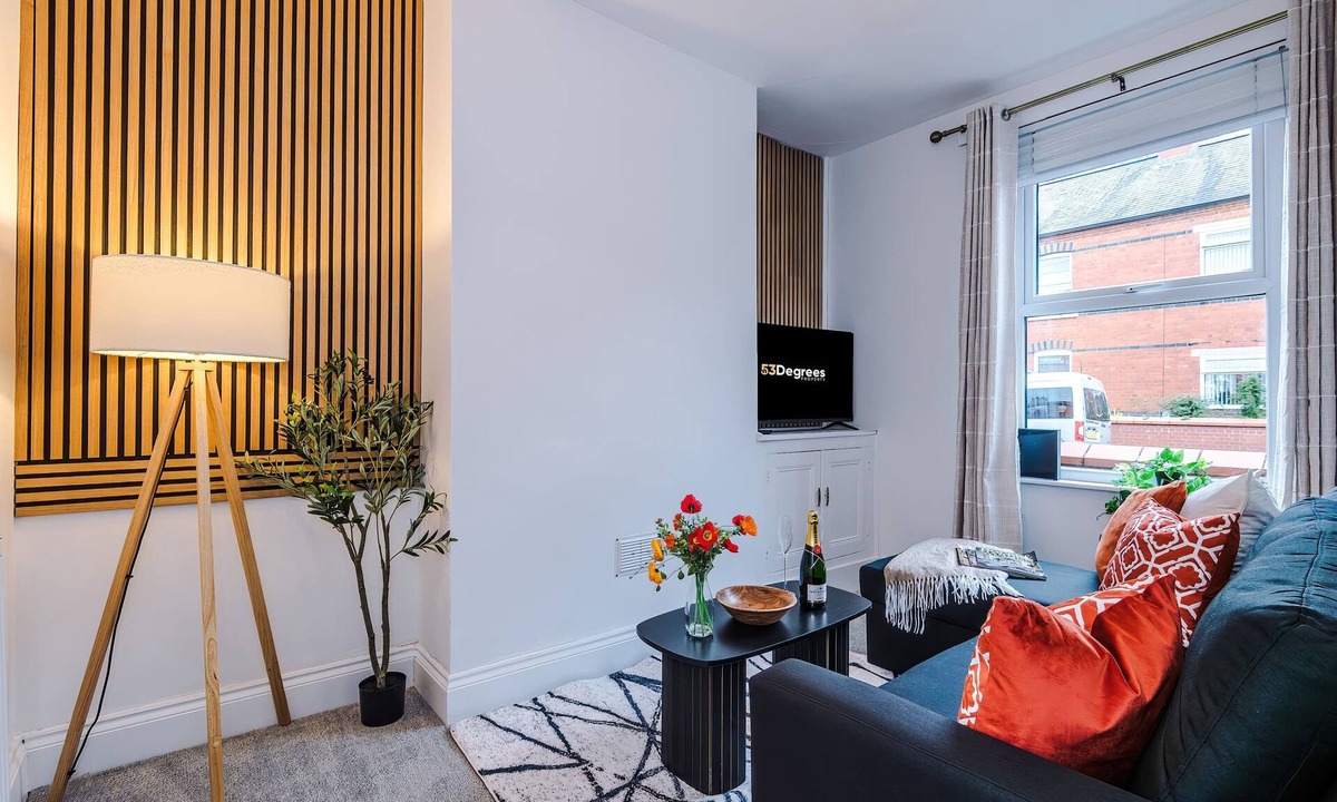 Wrexham House | Central 2 Bed in Wrexham, Sleeps 6 with Parking!
