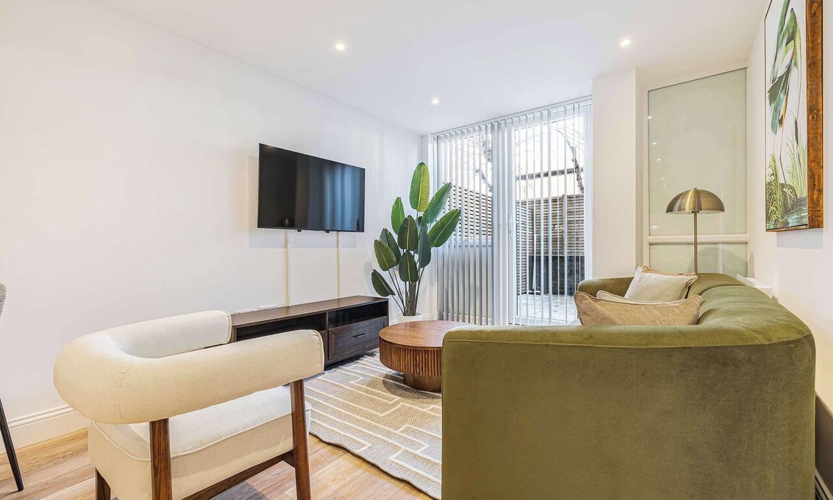 Gravesend Apartment | Central Gravesend 1BR - Wi-Fi & Kitchen - Sleeps 2