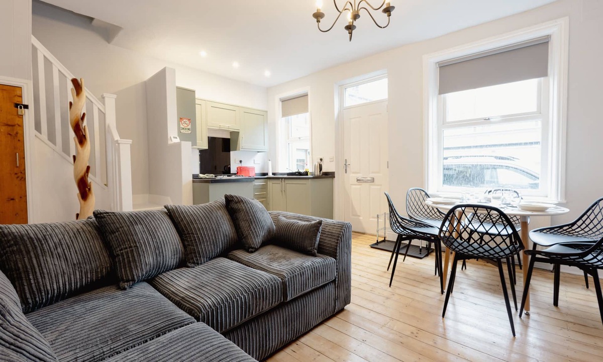 Wadsworth House | Central Hebden Bridge Cottage | Sleeps 6 | Walk to Shops, Bars & Cafés